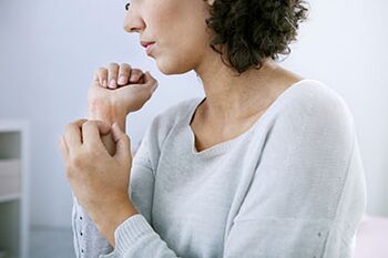 Psoriasis an den Händen eines Mädchens